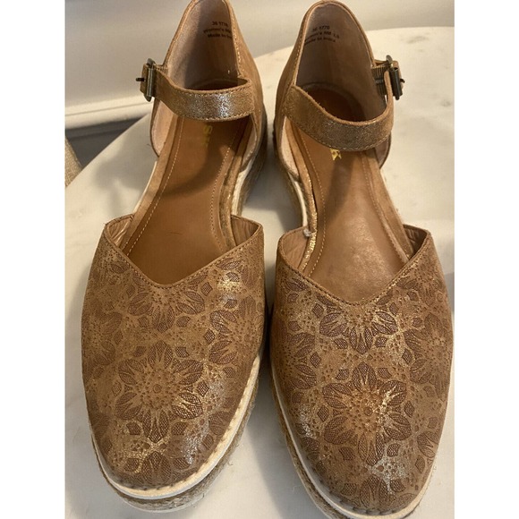 TRASK “Cammie” gold metallic embossed leather shoes from Sundance Women’s Size 8 - Picture 3 of 6